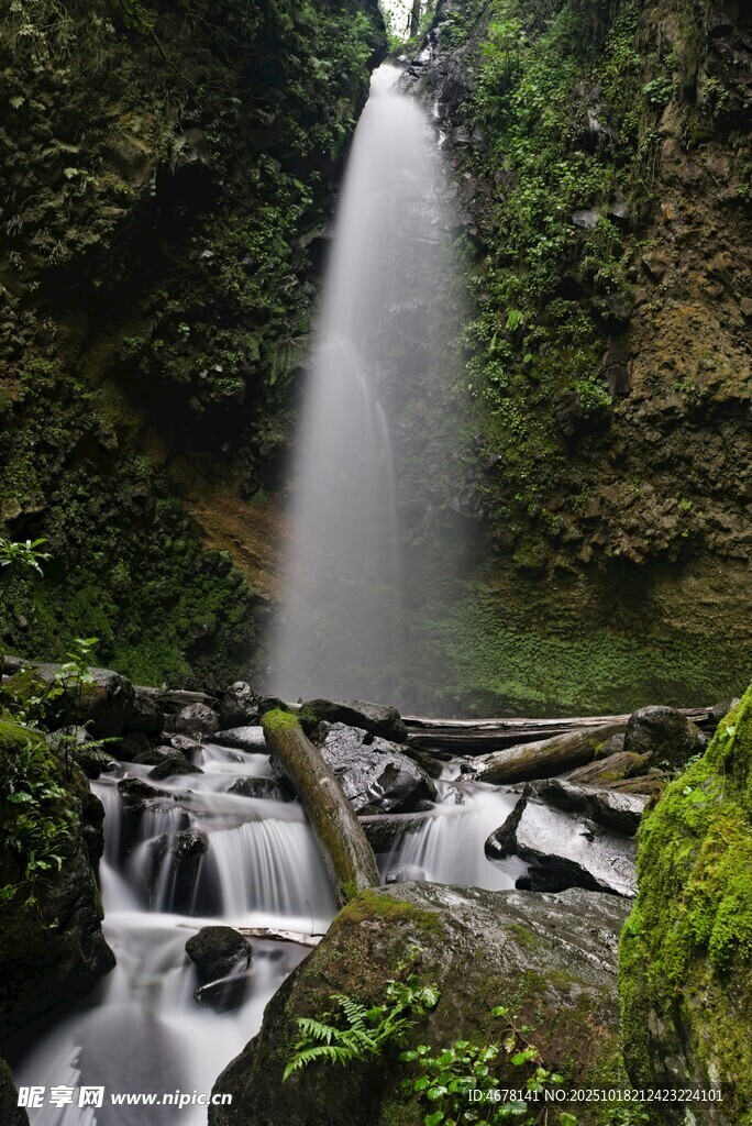 山间瀑布绿意环绕的美景