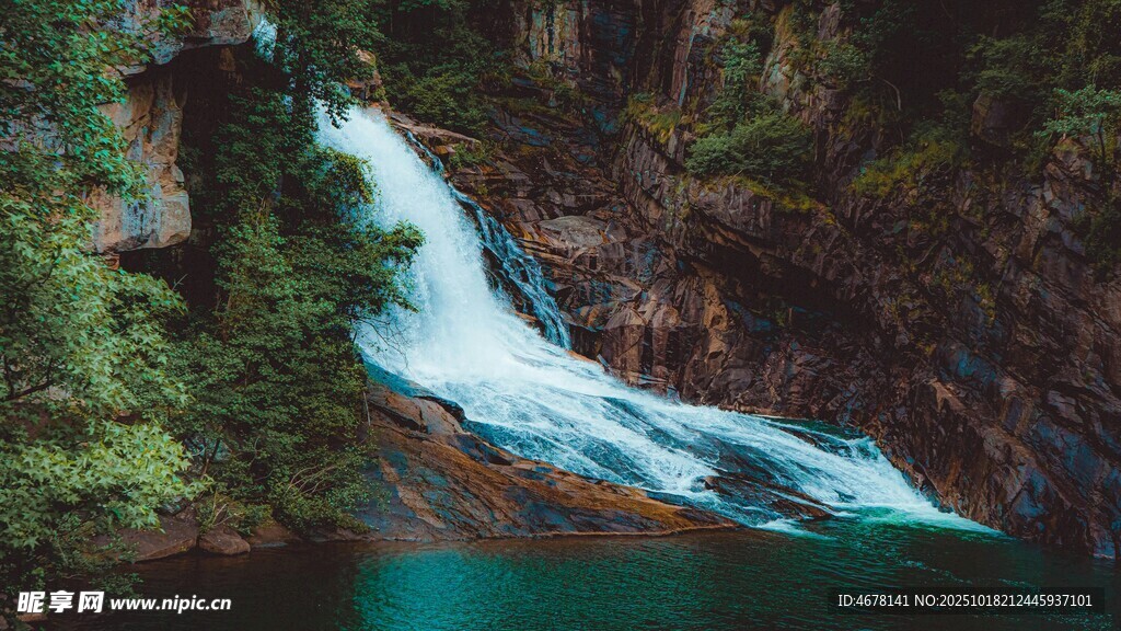 山间瀑布的清幽美景