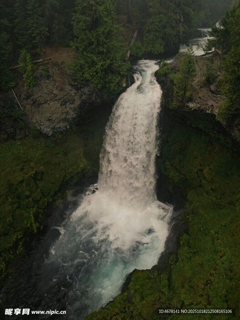 山间飞瀑绿意环绕的美景