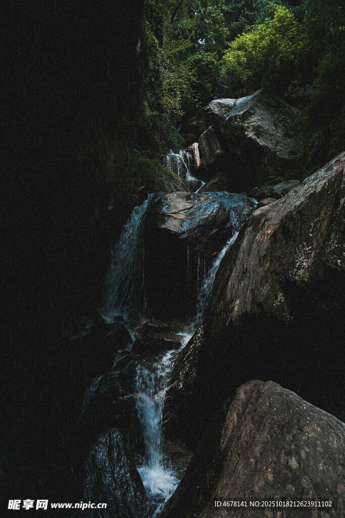 山间溪流瀑布岩石景观