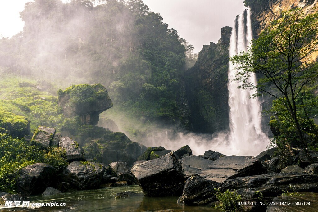 山间飞瀑自然清新美景