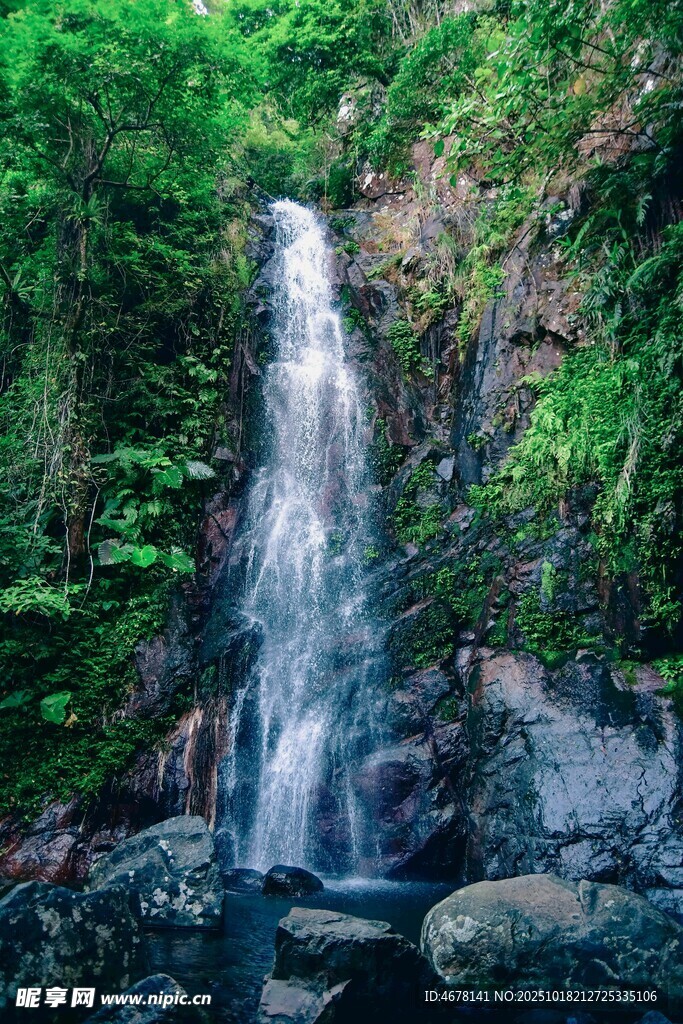 山间瀑布绿意环绕的美景