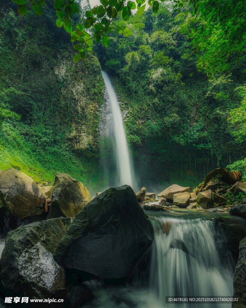 山间瀑布下的清幽景致