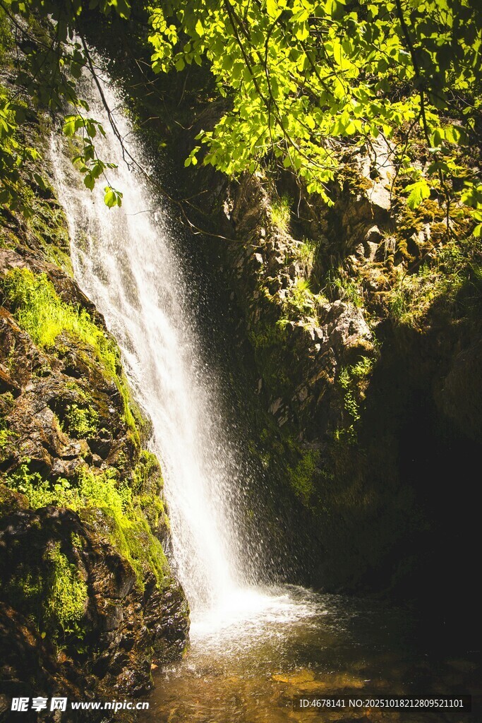 山间瀑布绿意环绕的美景