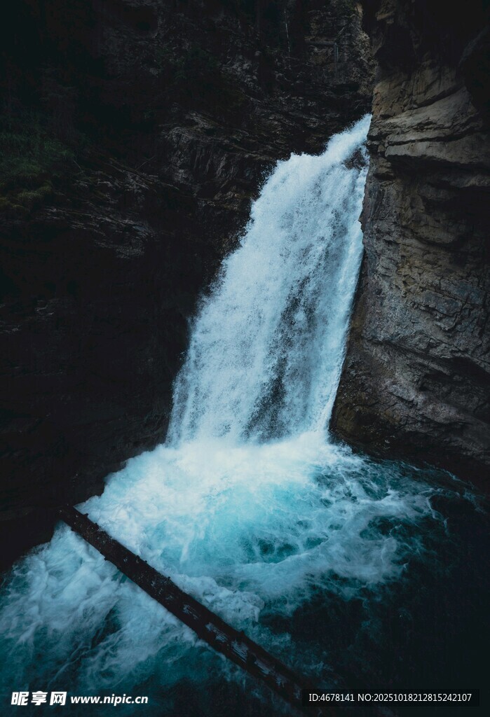 山间飞瀑灵动自然之景