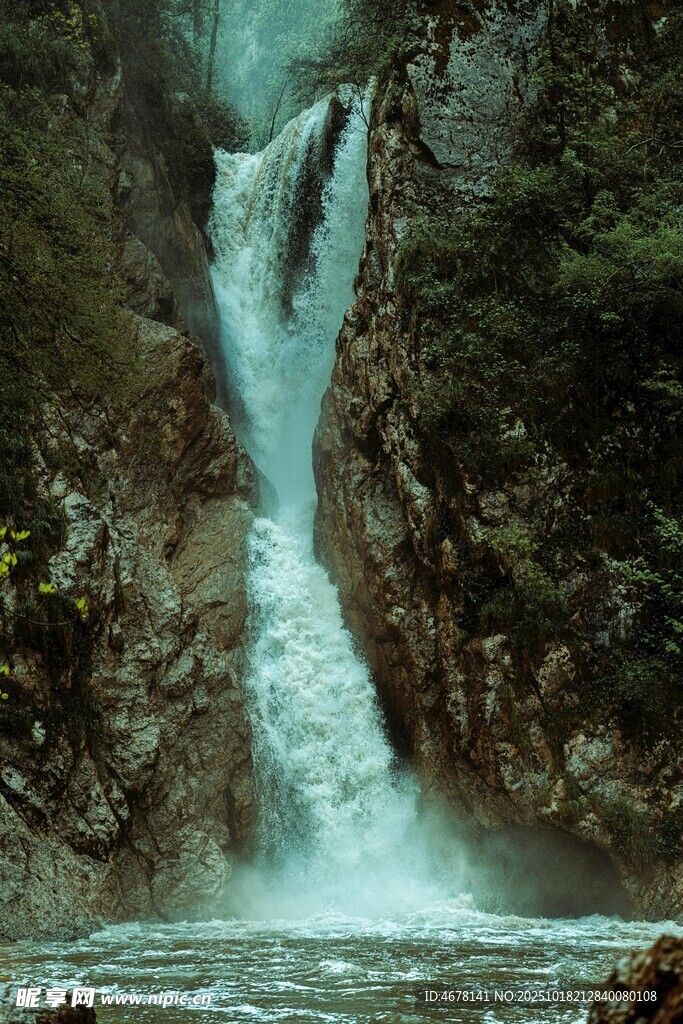 山间瀑布流水景观
