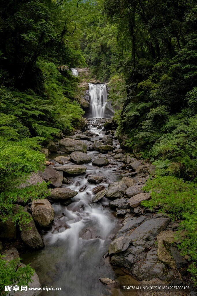 山间溪流瀑布绿意盎然