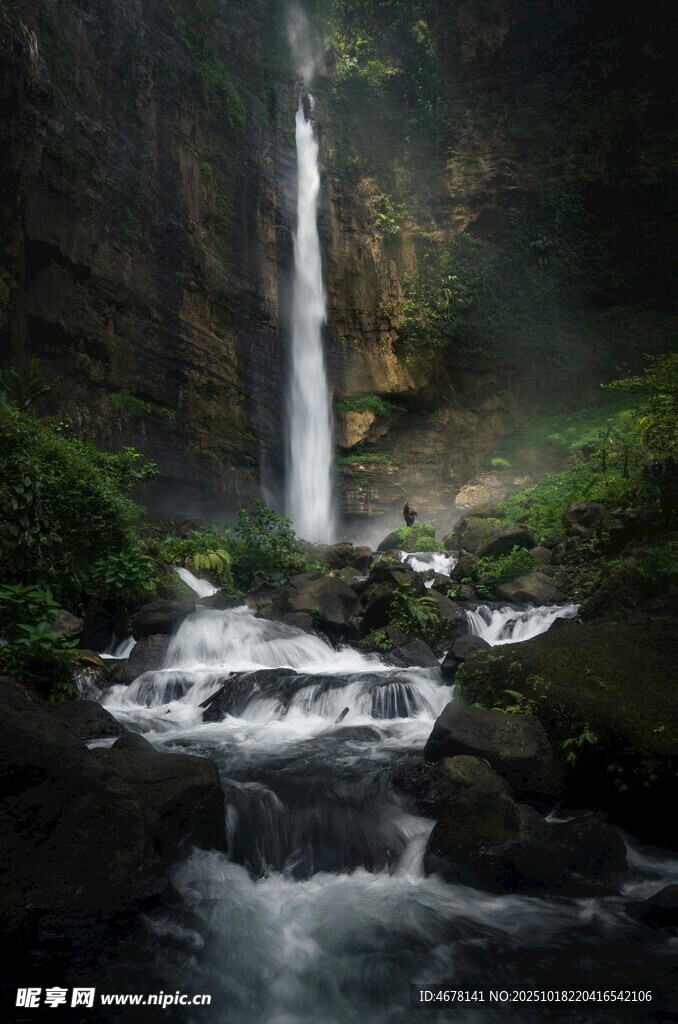 山间瀑布溪流自然美景