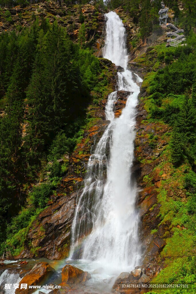 山间壮丽瀑布景观