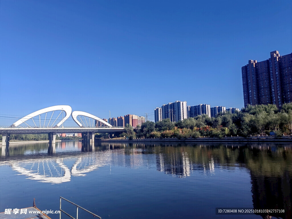 城市河畔桥梁与现代建筑