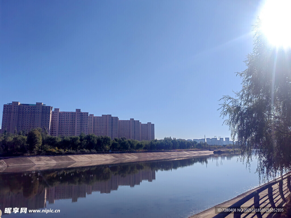 河畔城市风光