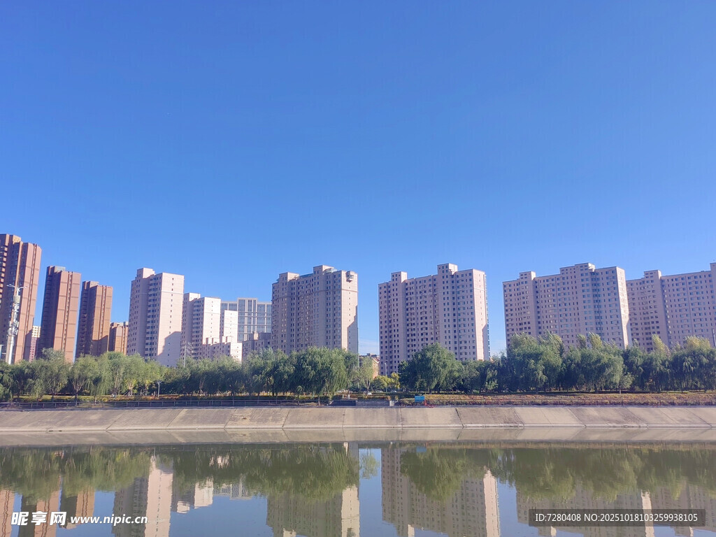 河畔高楼林立的城市风光