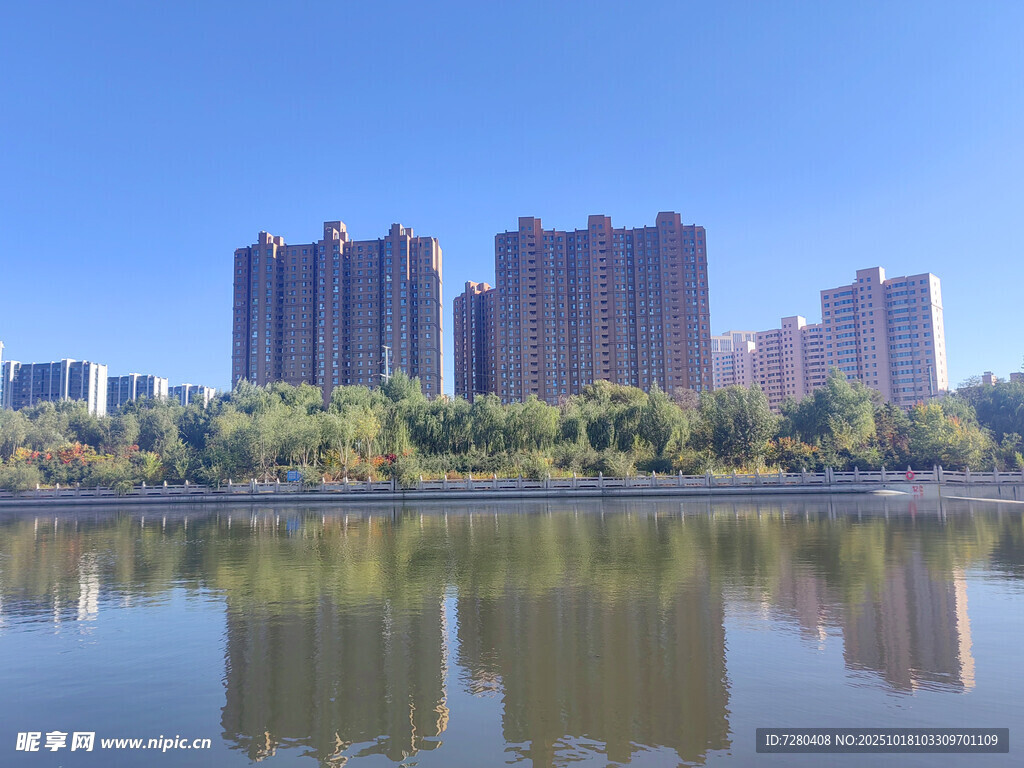 湖畔高楼美景