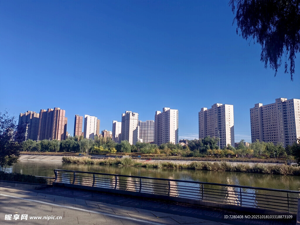 河畔高楼林立的城市风光
