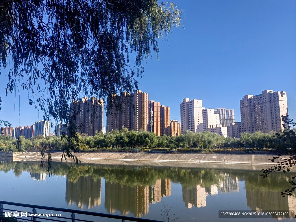 河畔高楼映蓝天美景
