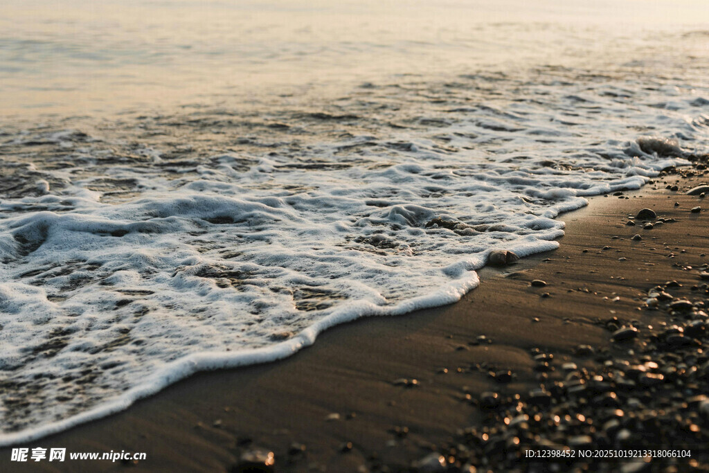 海边浪花轻拍沙滩
