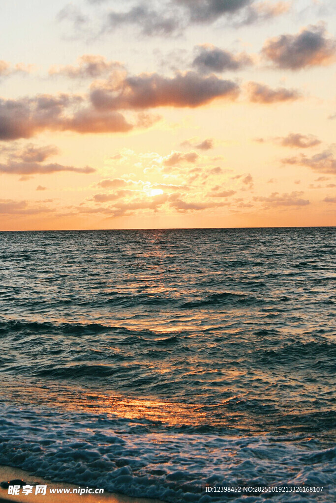海边日落时分的美丽海景