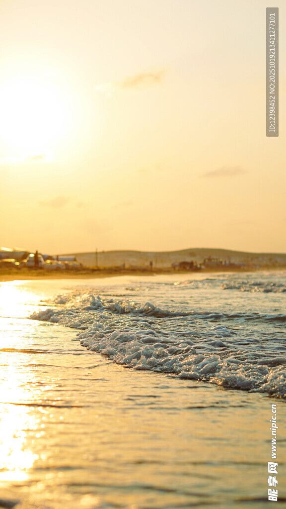 夕阳下的海浪与金色沙滩