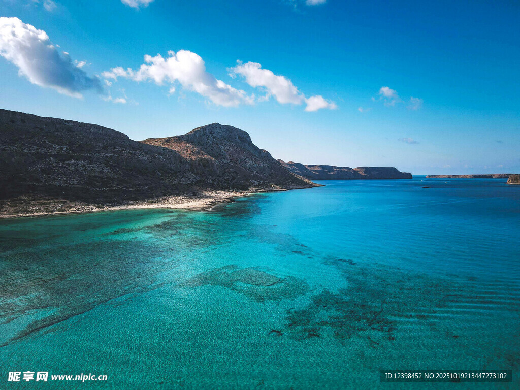美丽海岛蓝色清澈海岸线