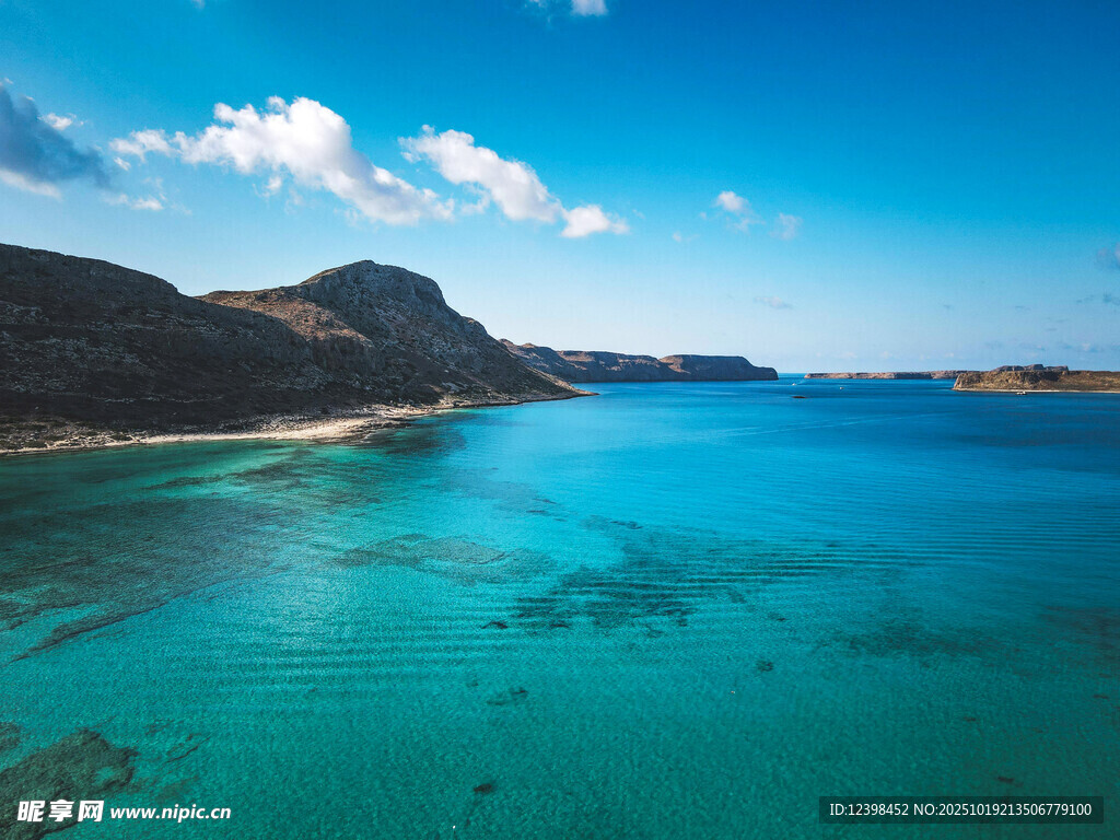 美丽海岛的清澈蓝色海域