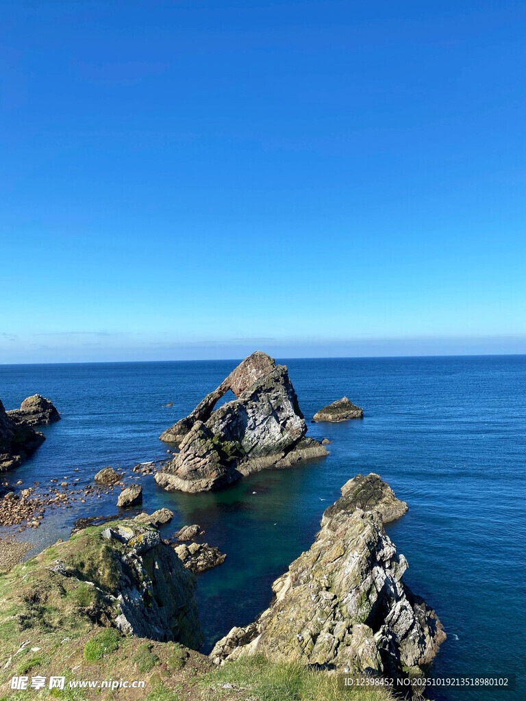 海边嶙峋礁石与湛蓝大海