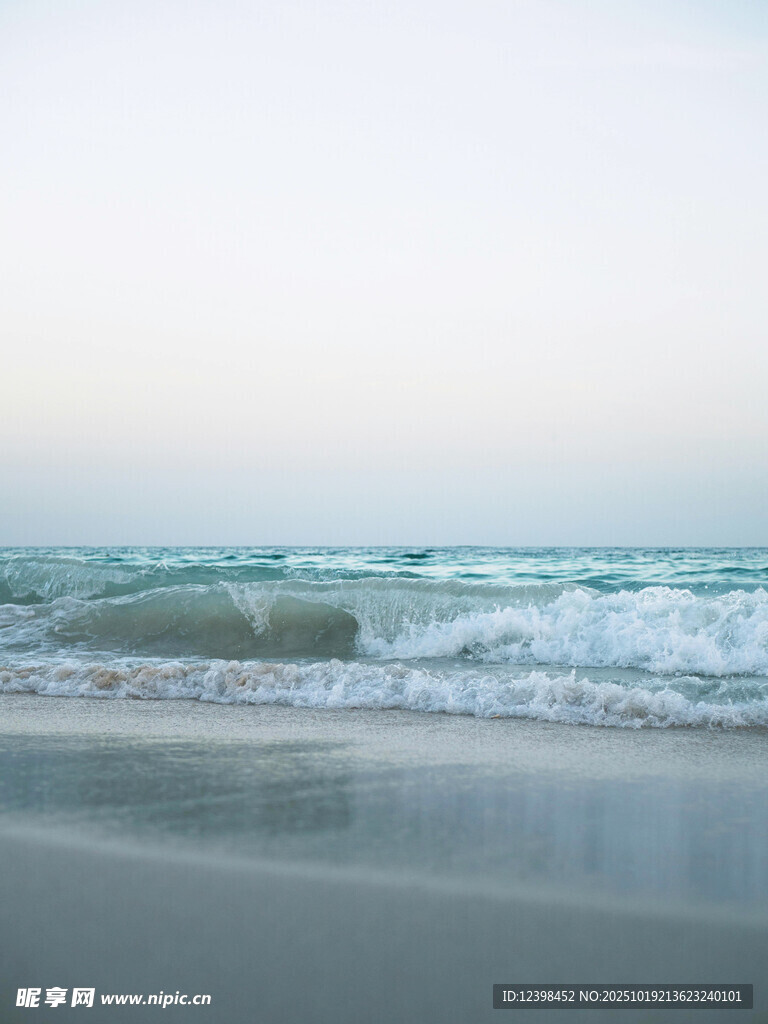 海浪轻拍沙滩的静谧景象