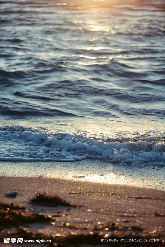 夕阳下的海浪与沙滩