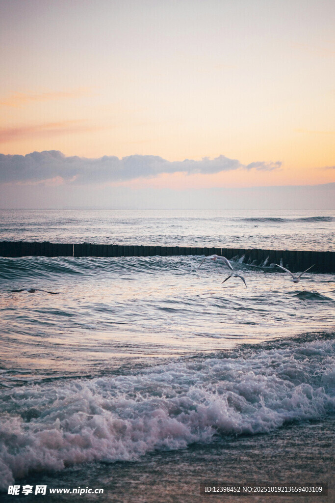 海边日落时的翻涌海浪