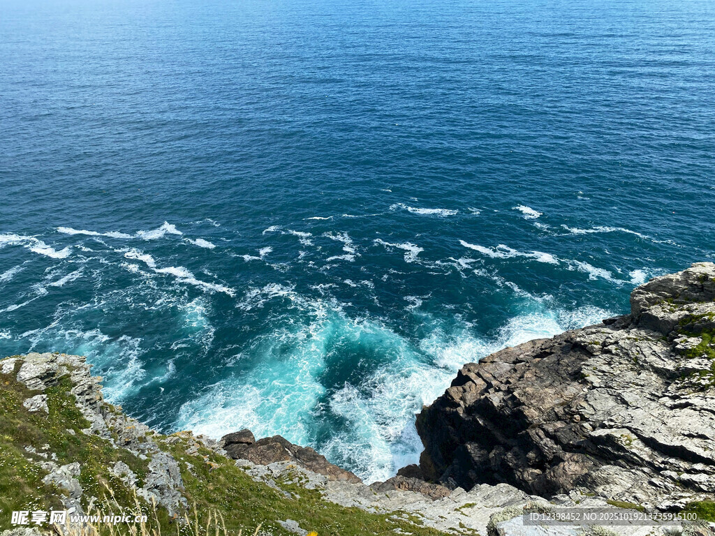海岸边的澎湃海浪