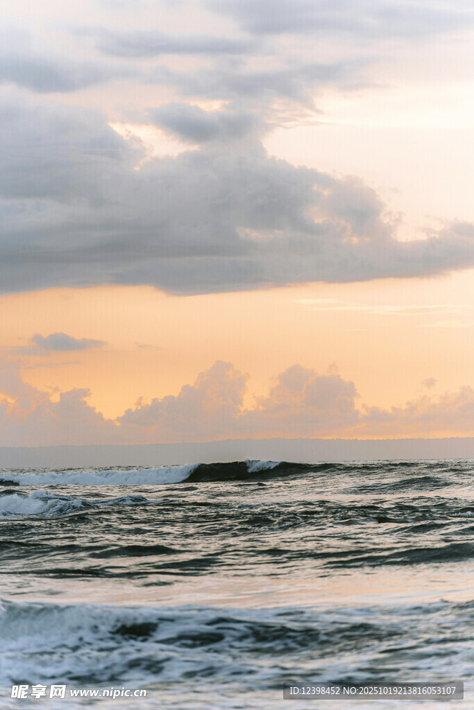海边日落时分的壮阔海景
