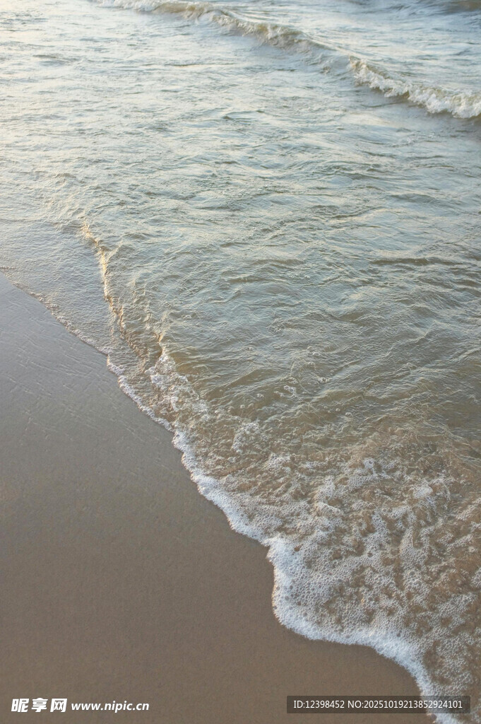 海浪轻拍沙滩的美丽景象