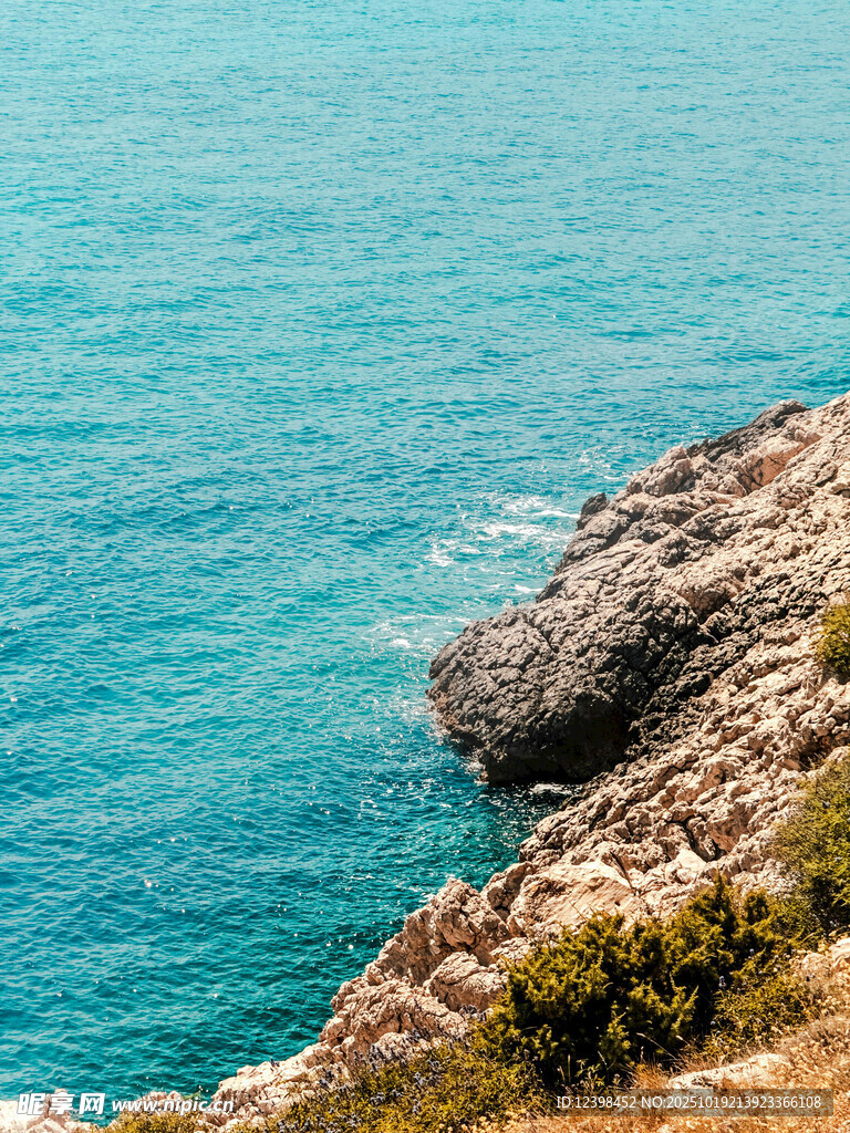 海边嶙峋岩石与湛蓝海水