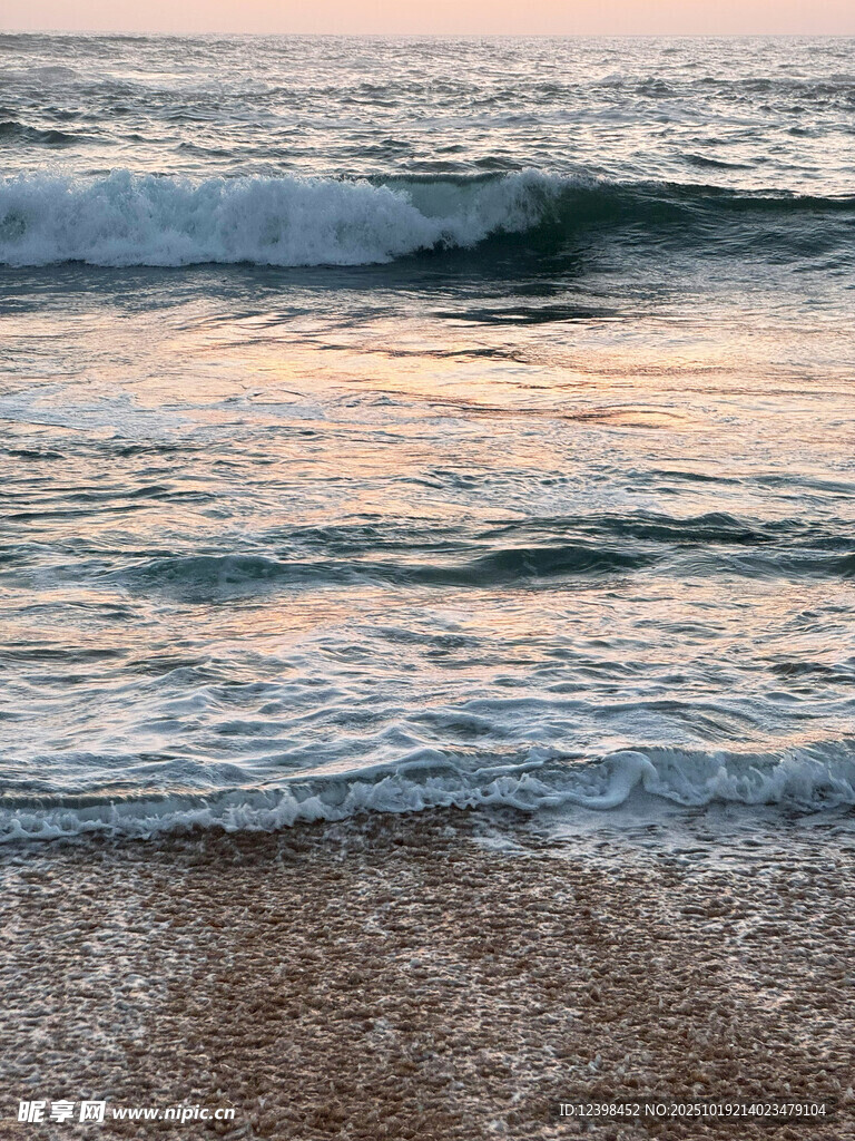 夕阳下的海浪与沙滩