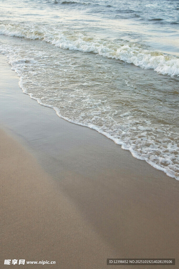 海边沙滩海浪温柔景象