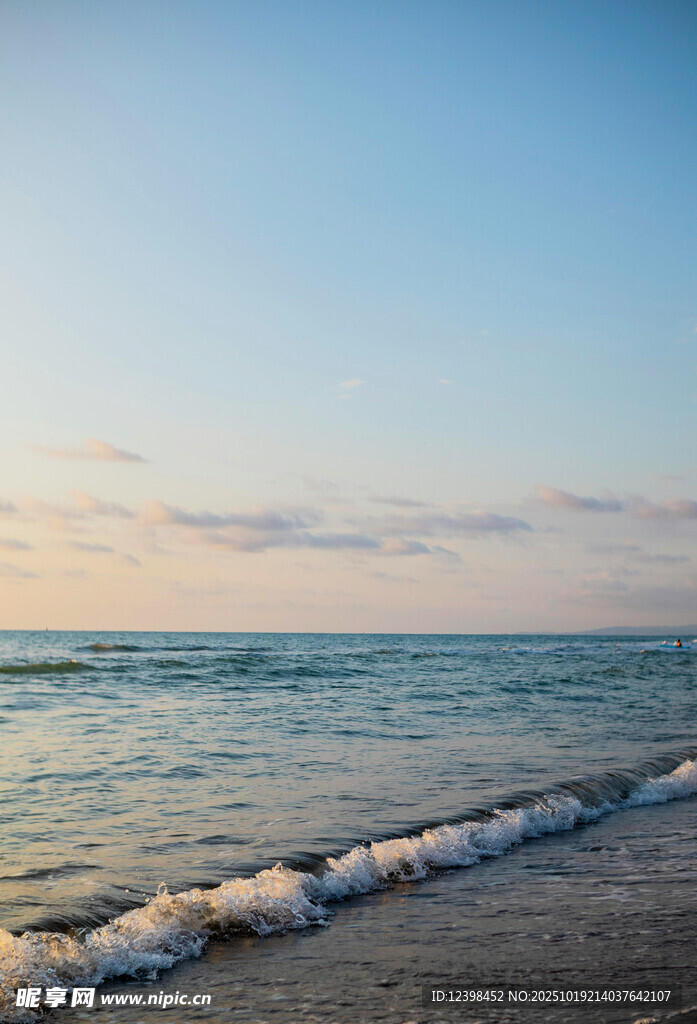 海边日落时分的海浪美景