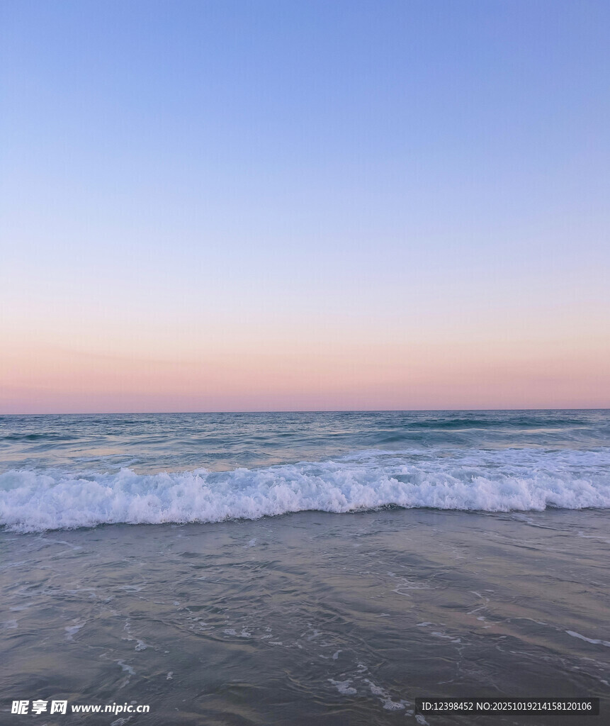 海边日落时分的海浪美景