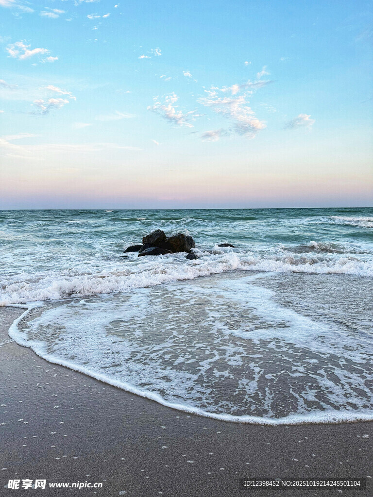 海边浪花拍打礁石美景