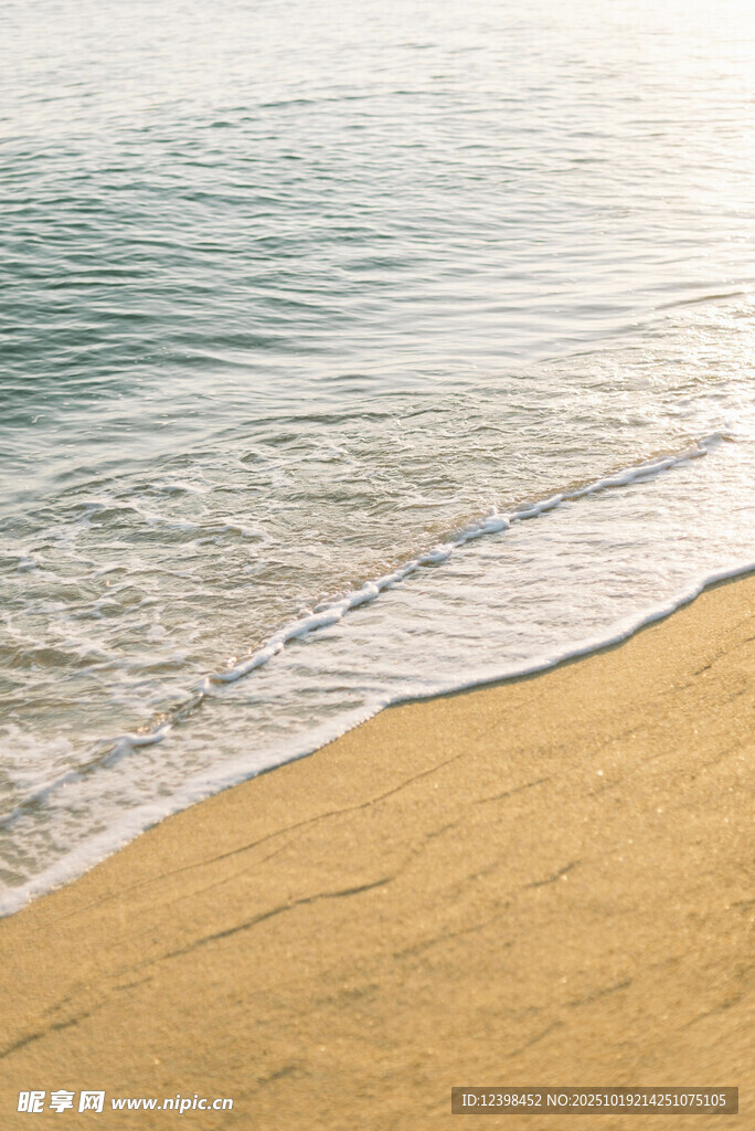 金色沙滩上的海浪轻拍