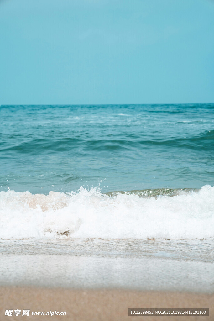 海边浪花轻拍沙滩