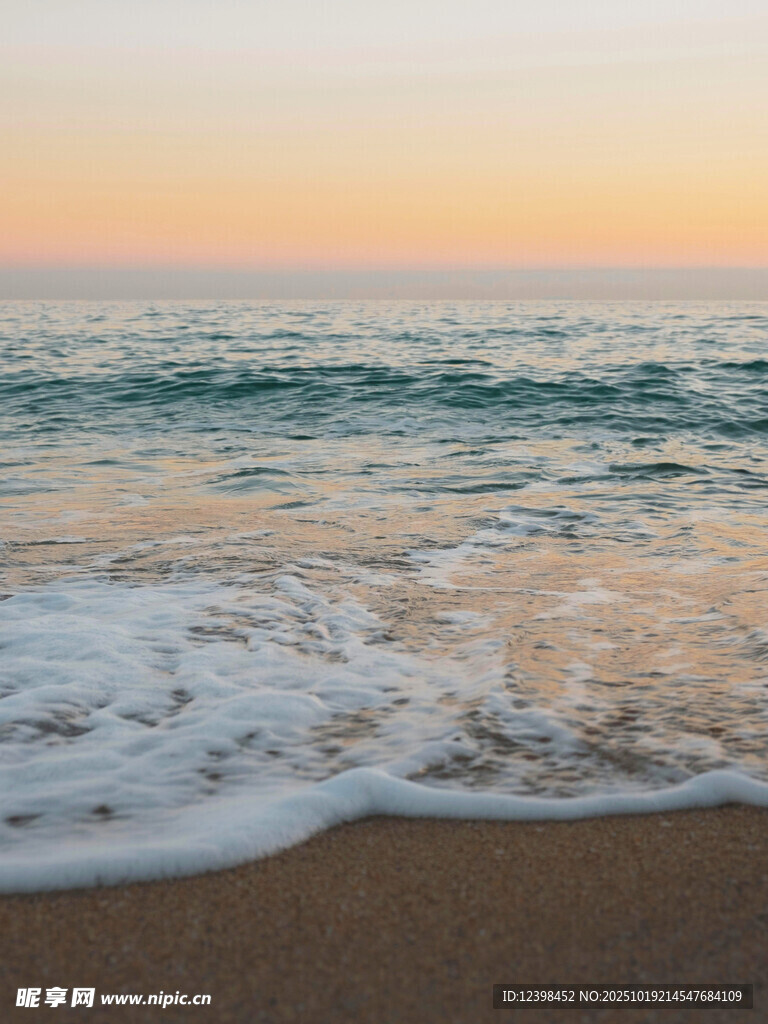 海边日落时分的海浪沙滩