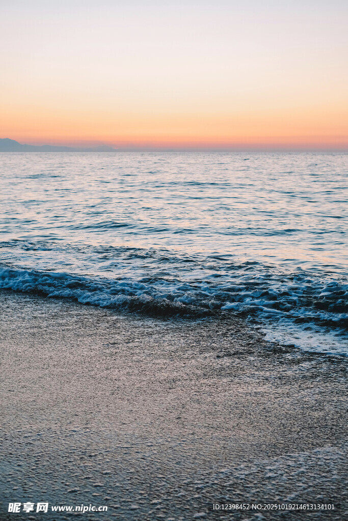 海边日落时的沙滩海浪