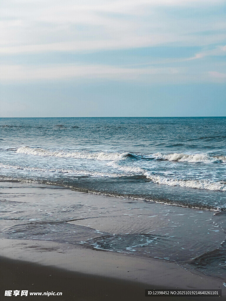 海边沙滩海浪风景图