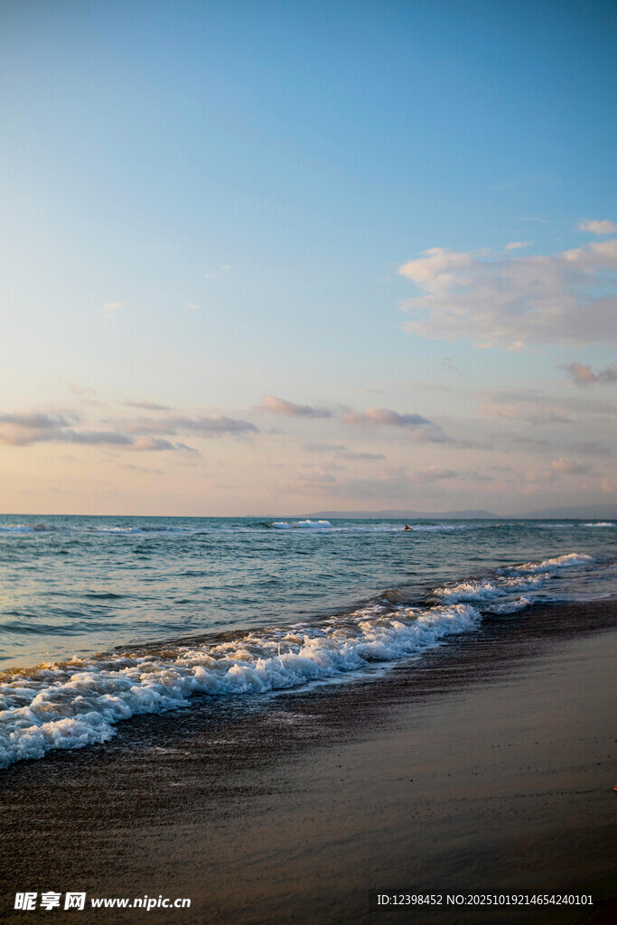 海边日落时分的海浪美景