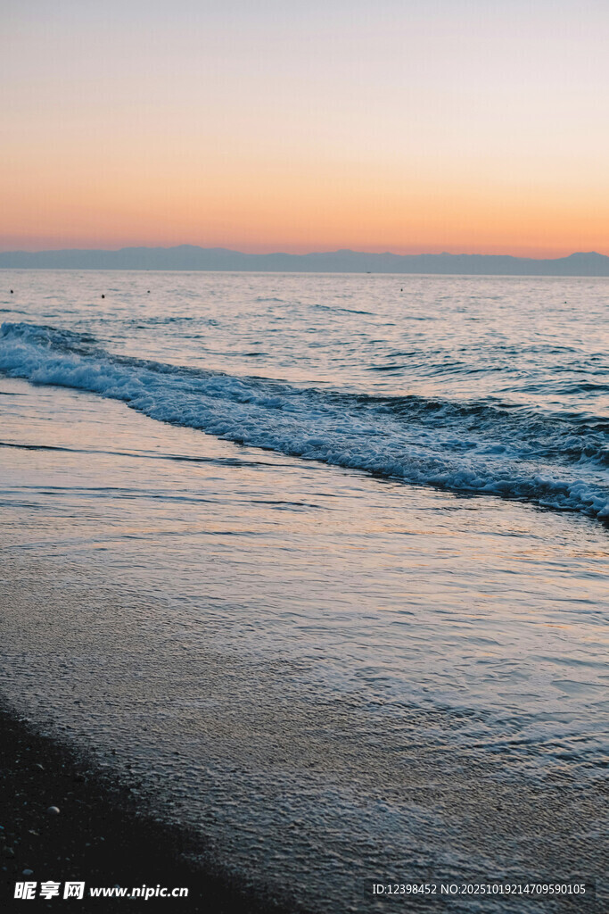 海边日落时分的海浪美景