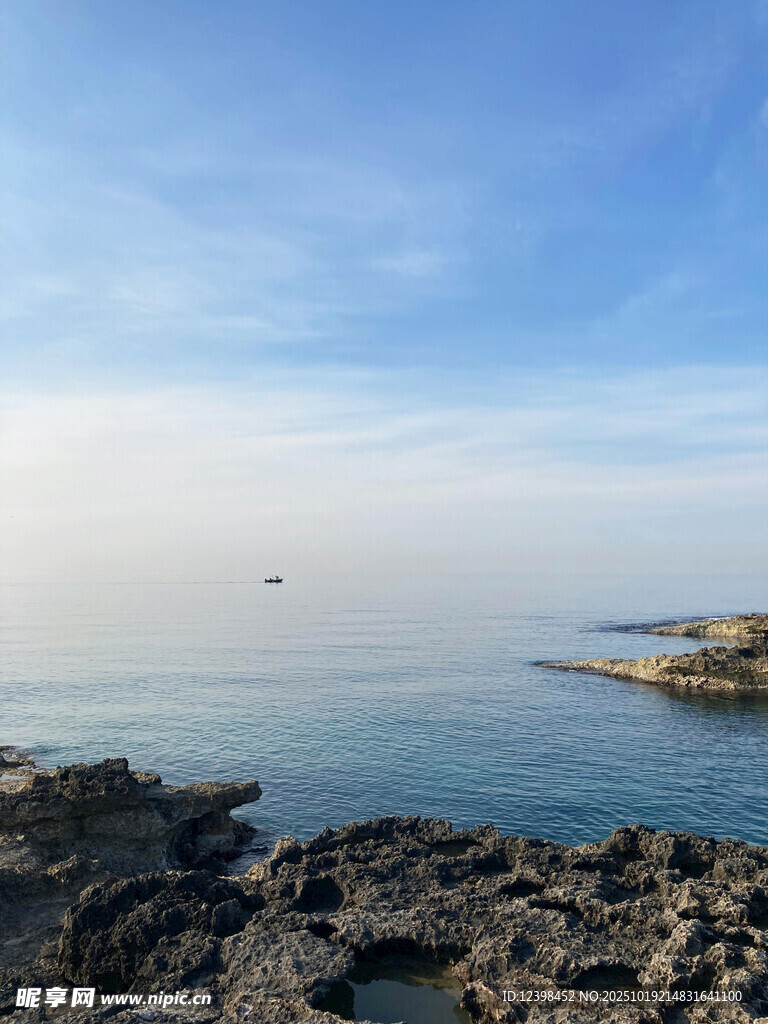 海边礁石与辽阔海面景色