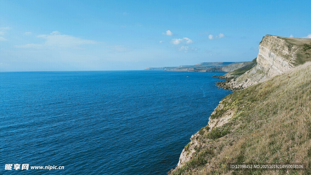 海岸边的壮丽悬崖风景