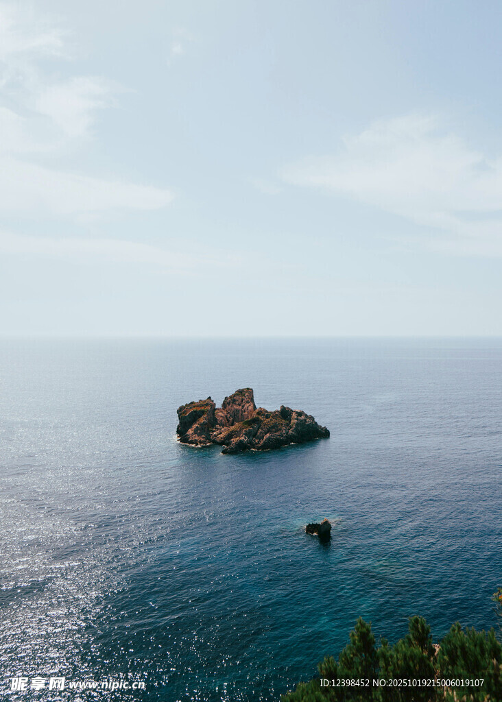 海上孤岛美景
