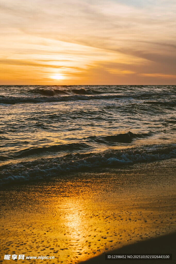 夕阳下的海边美丽景致