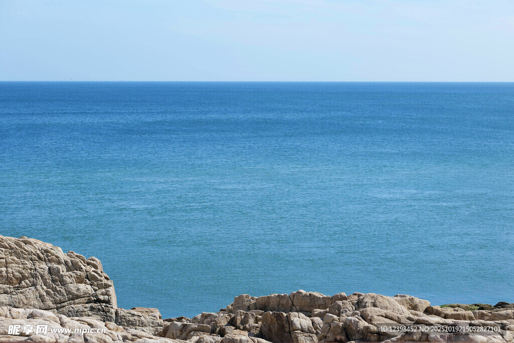 海边岩石与湛蓝大海