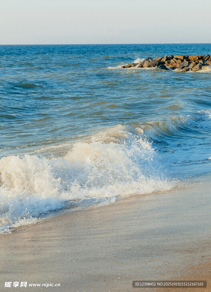 海边浪花拍打沙滩美景